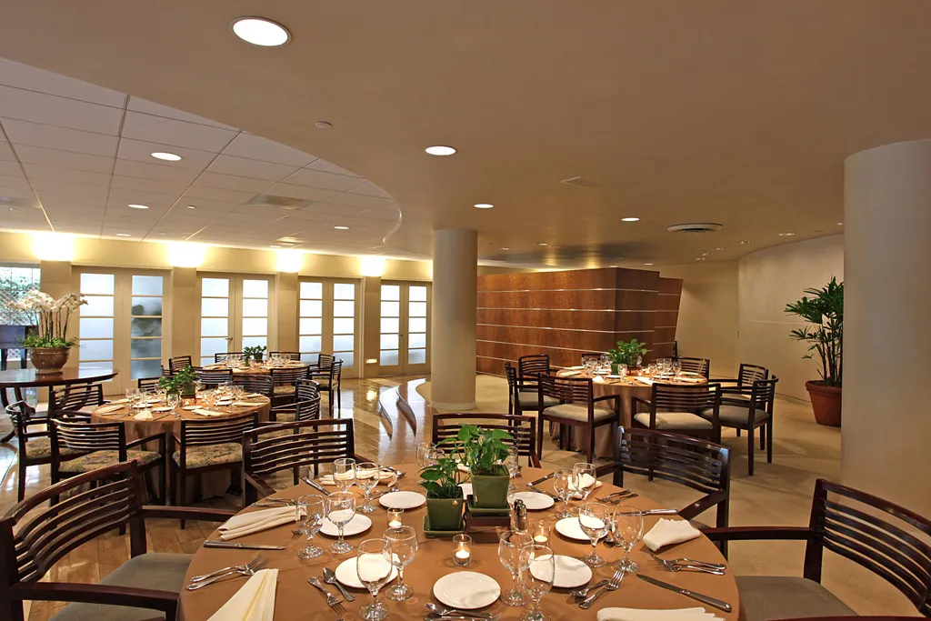 Commissary Fine Dining Room 01