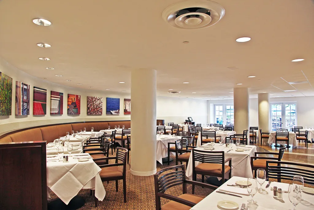 Commissary Fine Dining Room 04